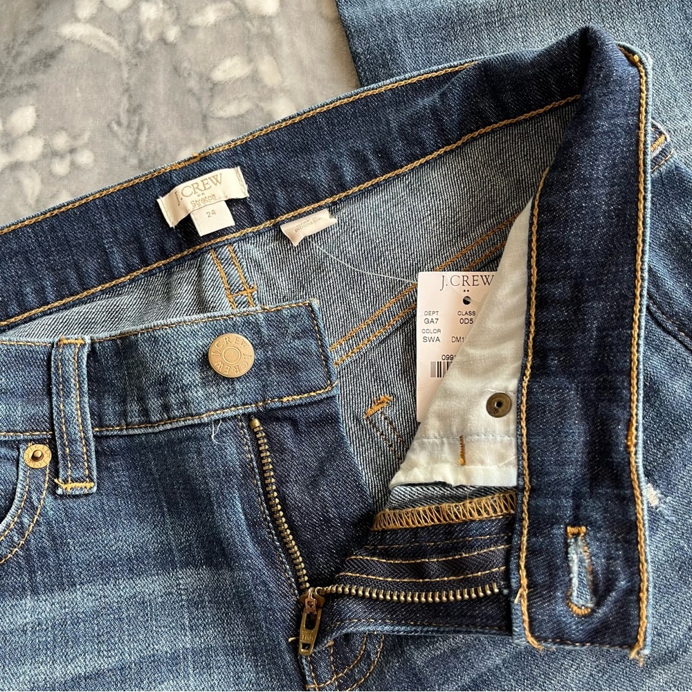 J. Crew Straight Leg Girlfriend Jeans | Rustic Chic Denim | Effortless Everyday - Picture 8 of 9